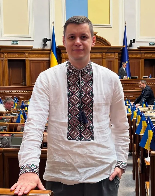 Man in a white vyshyvanka with an embroidered front panel in an assembly hall